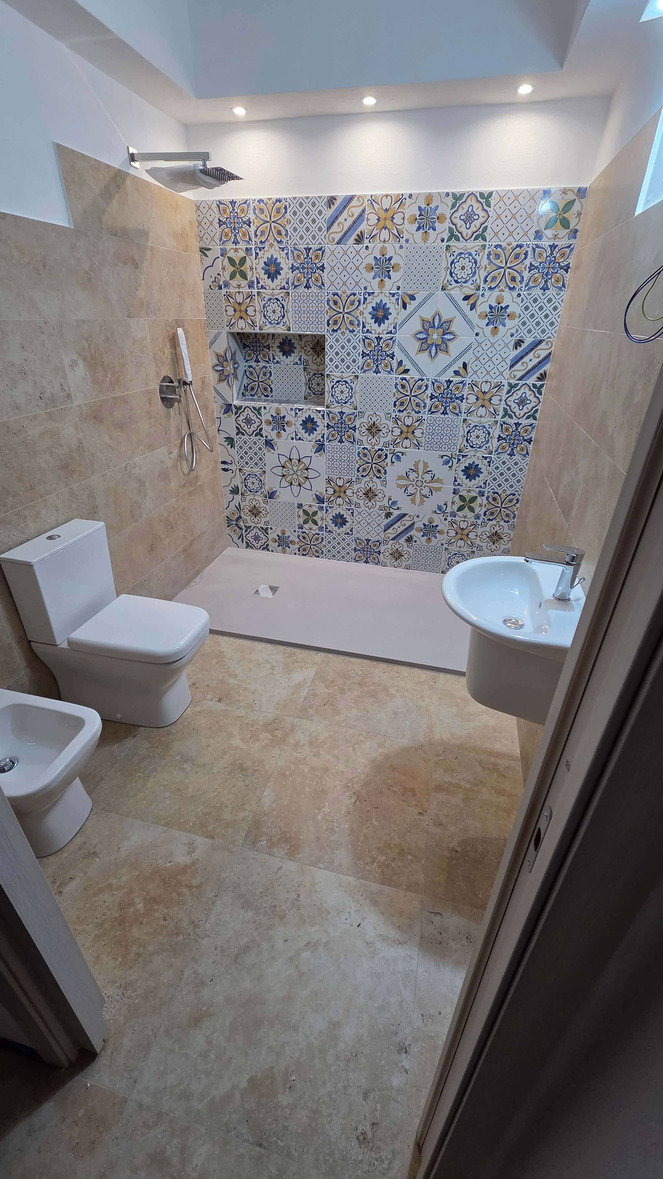 doccia con piastrelle